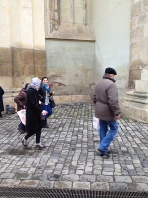 După 11 ani în Italia şi Anglia, o clujeancă întoarsă acasă împarte bani în faţa unei biserici