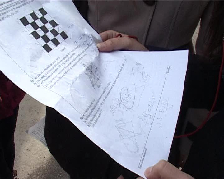 Elevii de clasa a VIII-a au dat astăzi piept cu matematica VIDEO