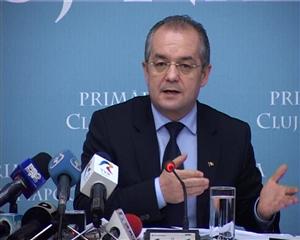 Consilierii locali din Opoziţie îi bat obrazul lui Boc: 