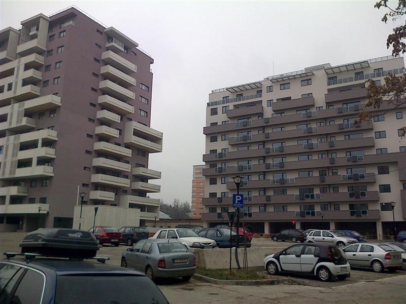Ce aleg constructorii între hale şi apartamente