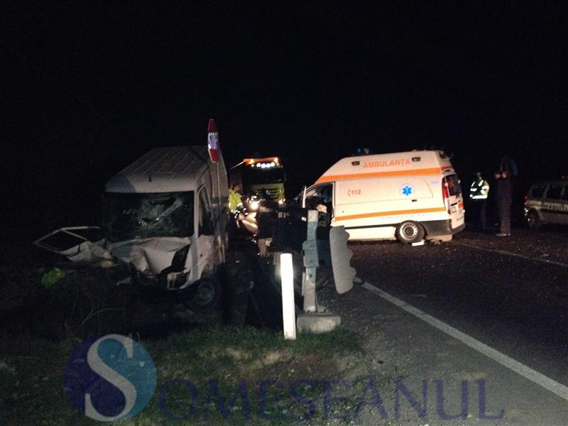 Ambulanţă implicată într-un accident în Căşeiu. Ttrei persoane au fost rănite