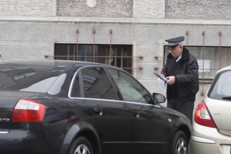 Cinci maşini ridicate şi 7.000 de lei amendă pentru parcări neregulamentare