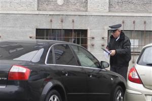 Cinci maşini ridicate şi 7.000 de lei amendă pentru parcări neregulamentare