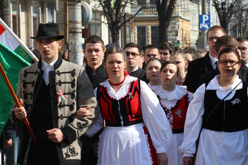 1.000 de persoane la marşul de Ziua Maghiarilor de pretutindeni. Au apărut reprezentanţi ai Mişcării Tinerilor din cele 64 de Comitate FOTO