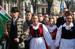 1.000 de persoane la marşul de Ziua Maghiarilor de pretutindeni. Au apărut reprezentanţi ai Mişcării Tinerilor din cele 64 de Comitate FOTO