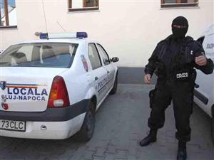 Percheziţii cu mascaţi la cămătarii din Turda şi Câmpia Turzii: patru persoane reţinute şi mai multe arme ridicate de DIICOT VIDEO