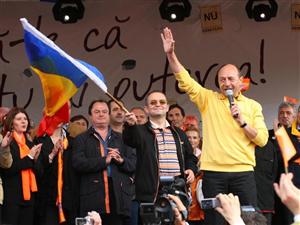 Război total pe partea dreaptă a politicii mioritice
