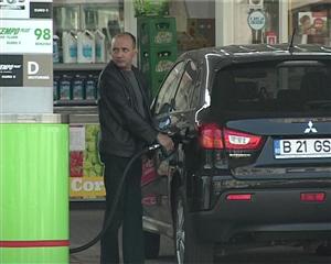 ACCIZA LUI PONTA PDL Cluj protestează la pompe împotriva scumpirii benzinei. Cu pliante VIDEO