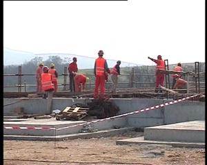 Autostrada Turda - Sebeş, frecţie la un picior de lemn, crede Boc VIDEO