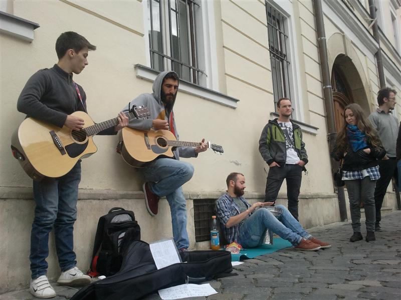 Maraton de muzică pe pietonală ca să-şi ajute prietena din Nepal VIDEO