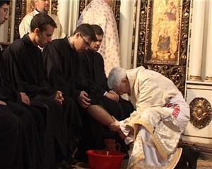 O dată pe an, episcopul din Cluj spală picioarele a 12 preoţi şi studenţi. Ce mesaj are  VIDEO