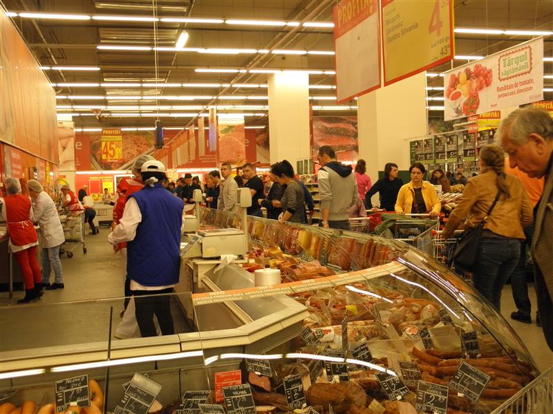 Mai lucrează cineva? Clujenii s-au mutat azi în hypermarketuri