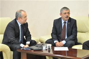 Întâlnire secretă Boc - Uioreanu în biroul cu broaşte ţestoase