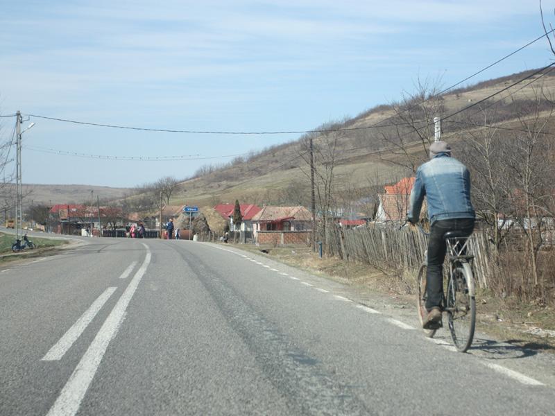 Starea drumurilor din România: Aproape 40% sunt pietruite şi de pământ. Câţi kilometri de autostradă s-au construit anul trecut
