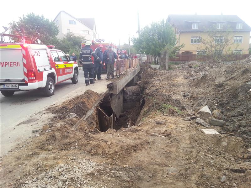 Accident de muncă în Someşeni. Un mal de pământ s-a surpat peste un muncitor VIDEO