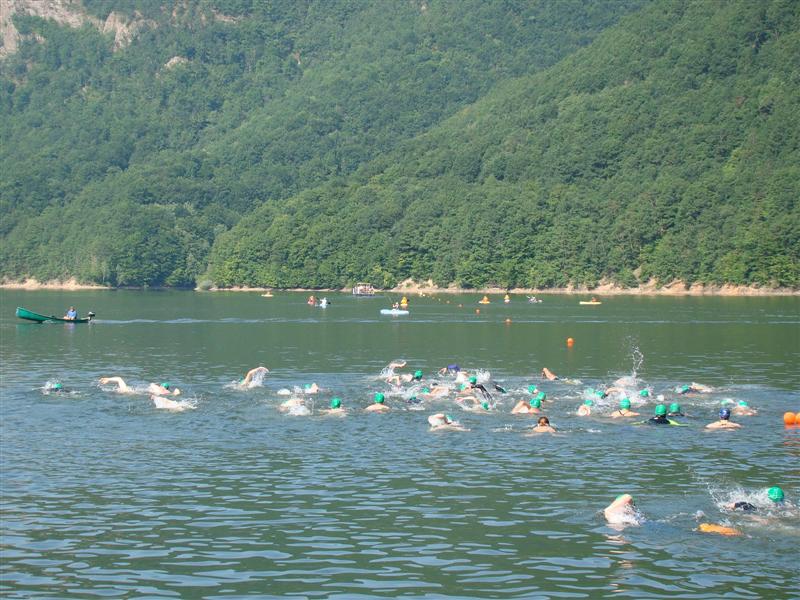 Au început înscrierile pentru traversarea Tarniţei. Sunt aşteptaţi 200 de înotători