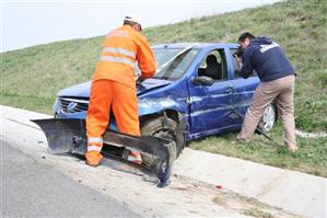 Maşină răsturnată pe Autostrada Transilvania. Trei persoane au fost rănite
