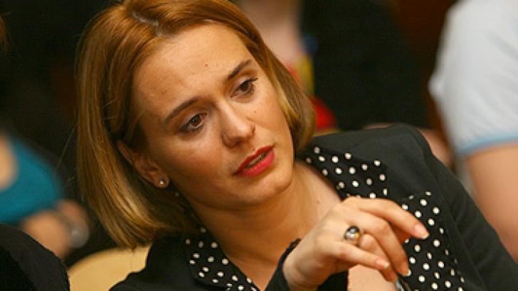 Andreea Esca îşi lansează volumul biografic la Cluj