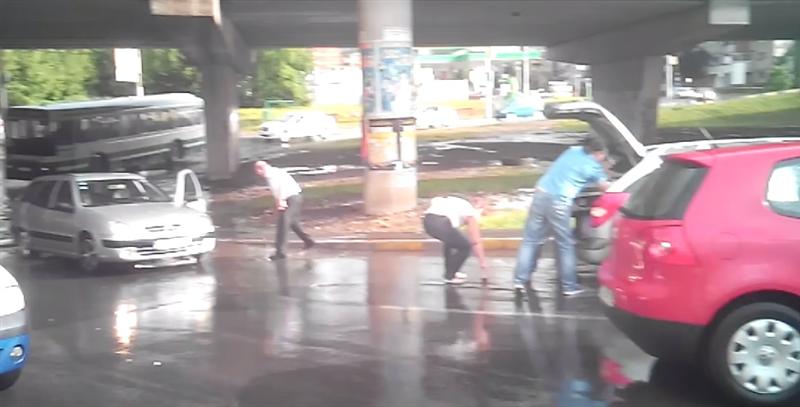 Evitaţi să treceţi pe sub podul din Mărăşti când plouă! Uite ce puteţi păţi VIDEO