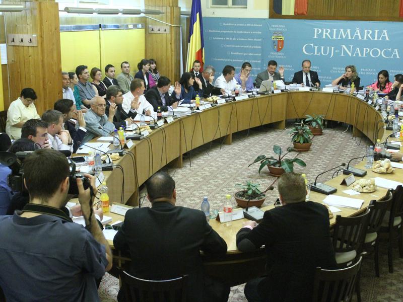 Consilieri imobiliari. Unul are 15 terenuri, altul 5 apartamente şi două case de vacanţă