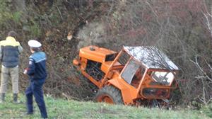 A murit după ce a căzut cu tractorul într-o râpă adâncă de 25 metri