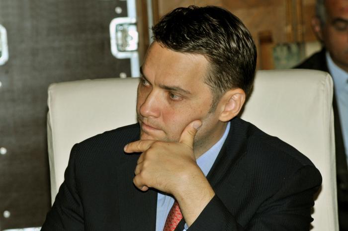 Şova demisionează, se pregăteşte Rus