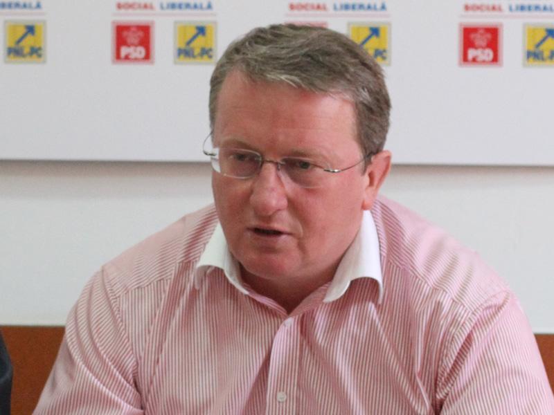 Remus Lăpuşan tună şi fulgeră pe tema închiderii aeroportului. 