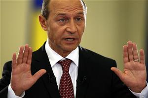 Parlamentul cere demisia preşedintelui Băsescu