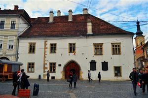 Primăria vrea să ia Casa Matei Corvin