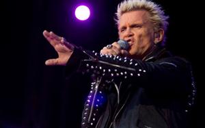 Billy Idol, în formă maximă la Bucureşti. Azi concertează la Cluj VIDEO