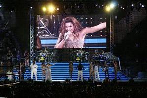 IDOL cu pelerină. Păţeşte ca BEYONCE şi IGLESIAS