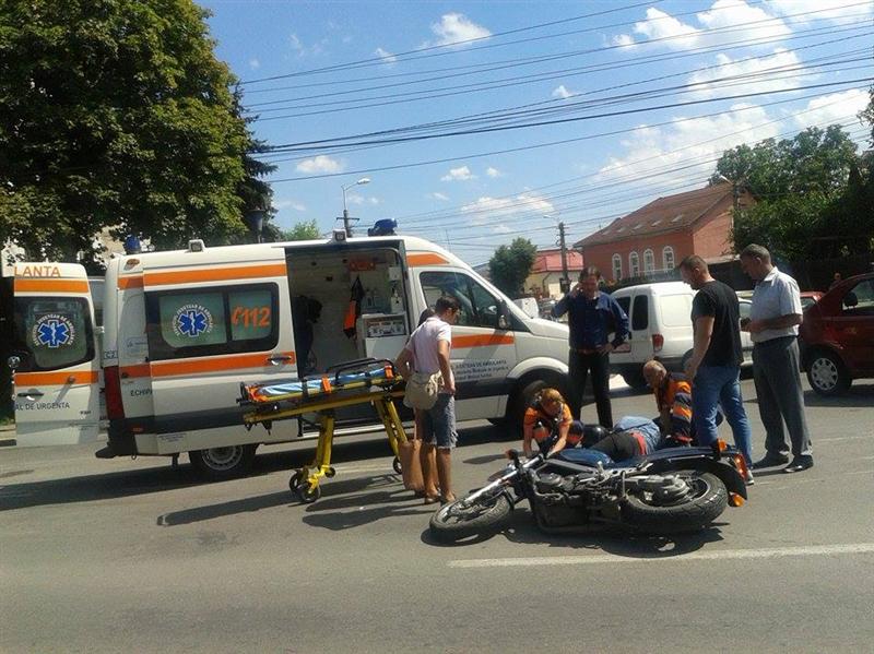 Impact violent între un motociclist şi un Logan, în zona Gării