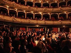 Stagiunea, la final. Care sunt ultimele reprezentanţii la teatru