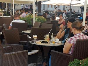 Meciurile de la Cupa Mondială aduc cu peste 15% mai mulţi clienţi la terase. Care este cea mai urmărită echipă
