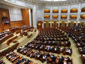 Parlamentarul român a lucrat în plen, în 5 luni, mai puţin decât salariatul obişnuit într-o lună
