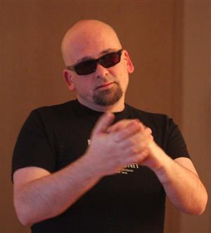 Expulzat înainte de nunta cu una dintre iubite :)