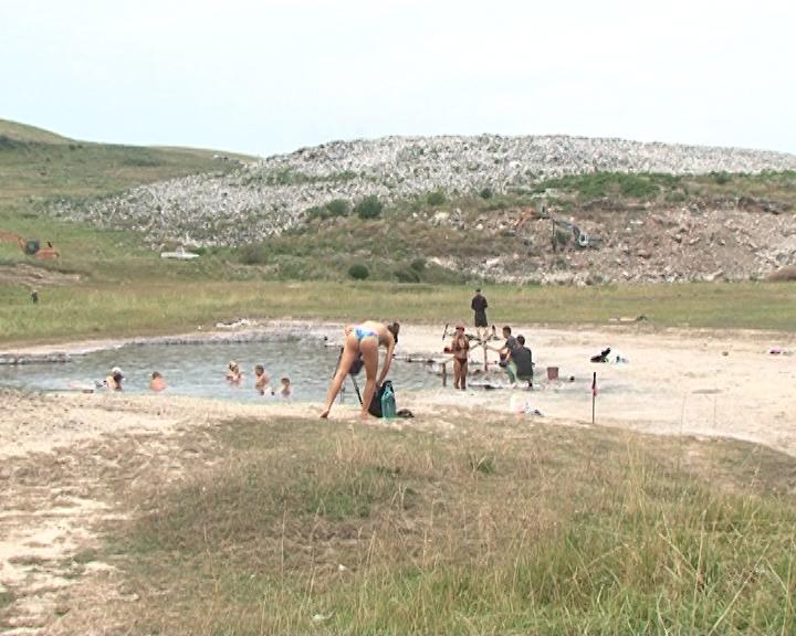 Locație inedită pentru tratament. Clujenii fac baie lângă rampa de gunoi