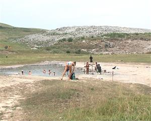 Locație inedită pentru tratament. Clujenii fac baie lângă rampa de gunoi