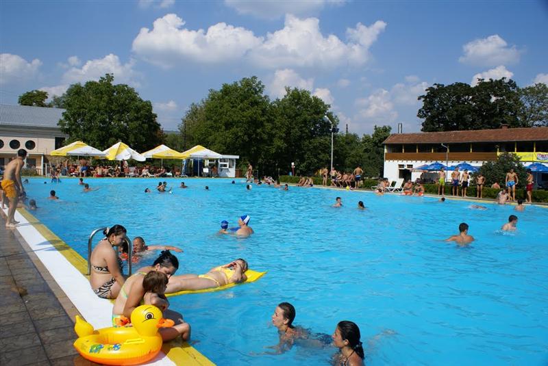 Ploile bagă ştrandurile în criză. 