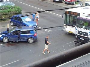 Accident în Mărăşti: autoutilitară acroşată de un autoturism