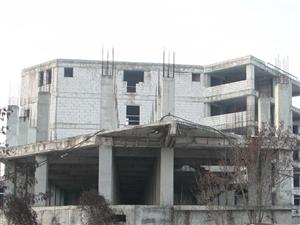 Spitalul ajuns ruină pentru că nu se putea întoarce targa pe holuri. 