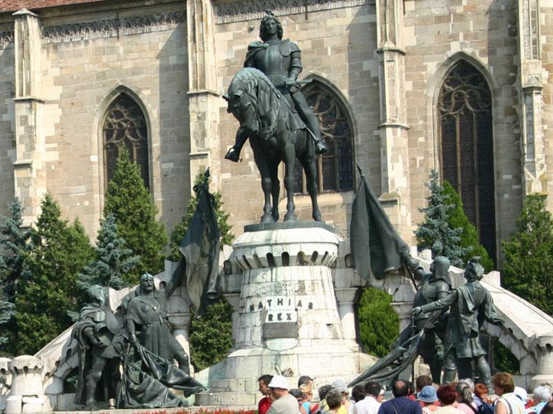 Statuia lui Matei Corvin, reinterpretată dramatic