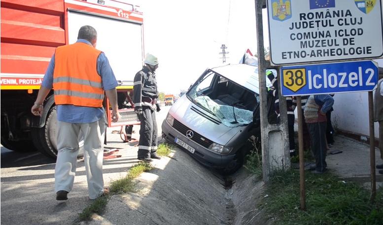 Accident grav într-o localitate clujeană. O dubiţă a fost răsturnată de un TIR - FOTO
