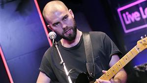 Britanicul Josh Record cântă în deschiderea concertului James Blunt