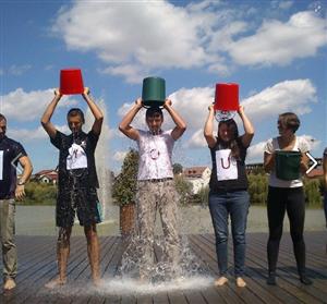 Ice Bucket a la Cluj. Primarul Emil Boc, provocat de câţiva sportivi clujeni să îşi toarne o găleată cu apă pe cap