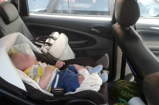 38 de copii, lăsaţi în maşină de părinţii lor, mor anual. Cel de la Turda a scăpat miraculos