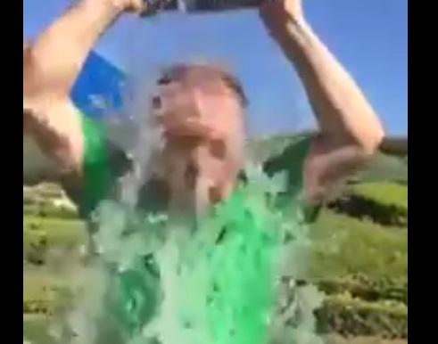 Boc şi-a turnat găleata de apă în cap. A provocat un candidat la prezidenţiale VIDEO