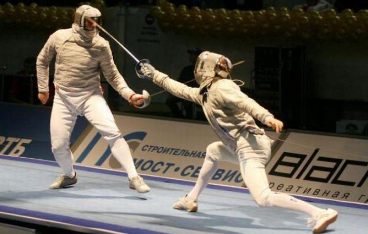 Foşti şi actuali sportivi participă la o caravană de popularizare a scrimei