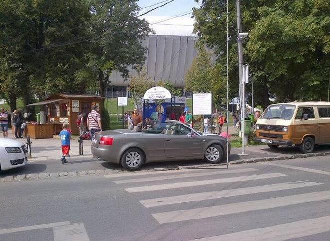 Locurile de parcare din incinta Cluj Arena, ignorate. Şoferii preferă să parcheze neregulamentar