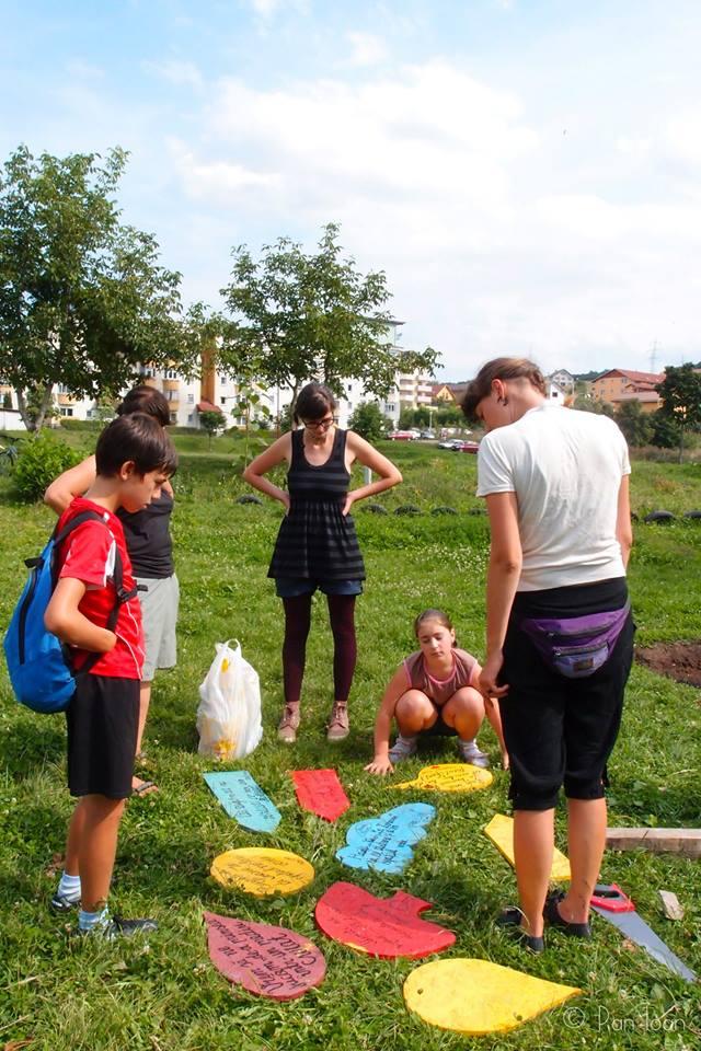 Bătăi cu apă, schimb de haine şi recital de muzică clasică, la inaugurarea unui parc comunitar